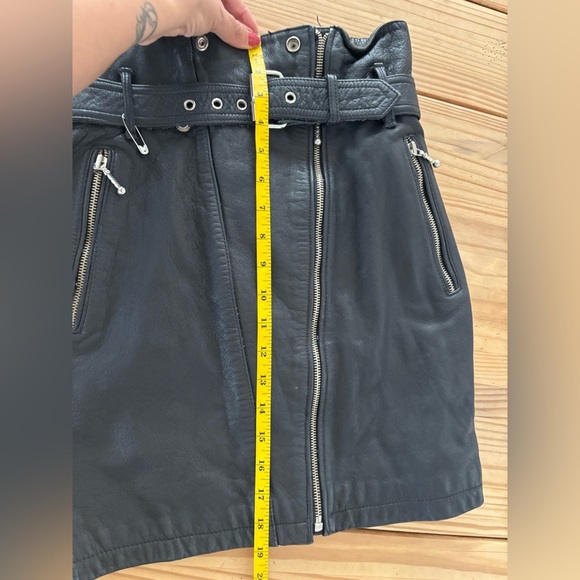 Vintage Black Leather High-Waisted Mini Skirt w/ Belt – Size 7/8 - Picture 10 of 11